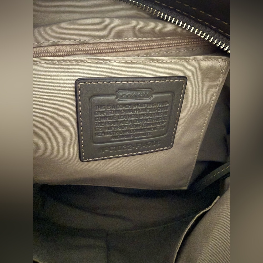 The Coach F14706 is a vintage-style large "Zoe" hobo shoulder bag - Picture 9 of 13
